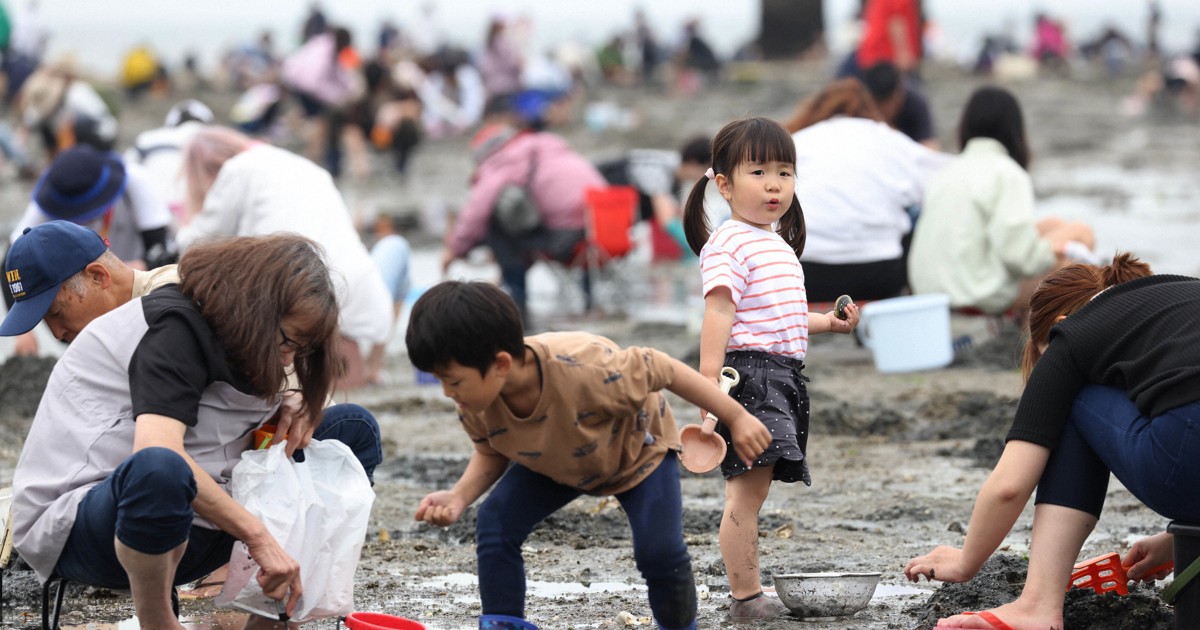 潮干狩り、にぎわう竹島海岸 「酒蒸しが好き」と9歳笑顔 愛知 | 毎日新聞