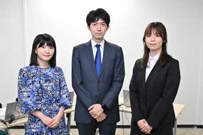 オンラインイベントを終えて写真に納まる中村太地八段（中央）、香川愛生女流四段（左）、司会のなぎさん＝東京都千代田区で2024年4月26日、宮間俊樹撮影