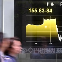 円相場の値動きを示すモニター＝東京都中央区で2024年4月29日午後2時22分、渡部直樹撮影