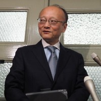 記者の質問に答える財務省の神田真人財務官＝東京都千代田区で2024年4月29日午後6時16分、加藤美穂子撮影