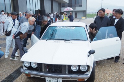 復活したギャランGTOに見入る故・中平幸喜さんの友人や旧車ファンら＝和歌山県新宮市で2024年4月29日午後1時8分、松田学撮影
