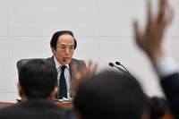 金融政策決定会合後に記者会見する日銀の植田和男総裁＝東京都中央区で2024年4月26日、三浦研吾撮影
