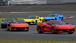 静岡県の富士スピードウェイでデモ走行する「シボレーコルベット」。GMはもちろん米国を代表するスポーツカーだ＝GMジャパン提供