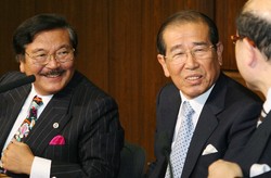 会見を終え、笑顔を見せる福地茂雄NHK会長。左は第三者委員会の久保利英明委員長＝東京都渋谷区神南で2008年5月27日、兵藤公治撮影