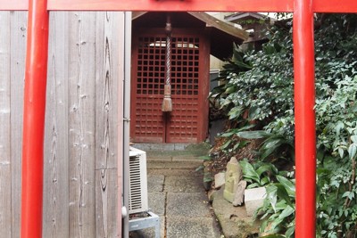 無量光寺境内に鎮座する源氏稲荷＝兵庫県明石市で2023年12月15日午後3時5分、入江直樹撮影