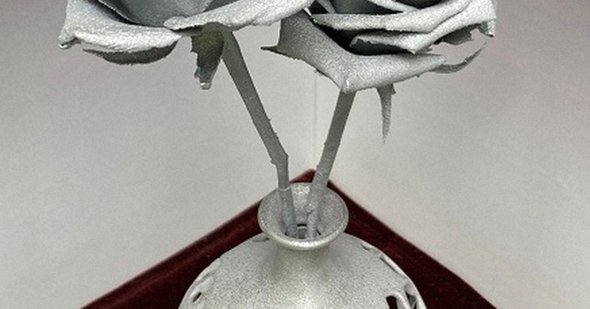 薄い花びら、触れて驚き 繊細！アルミのバラ 浜名湖花博 きょうから