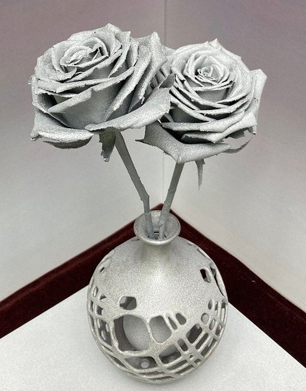 薄い花びら、触れて驚き 繊細！アルミのバラ 浜名湖花博 きょうから