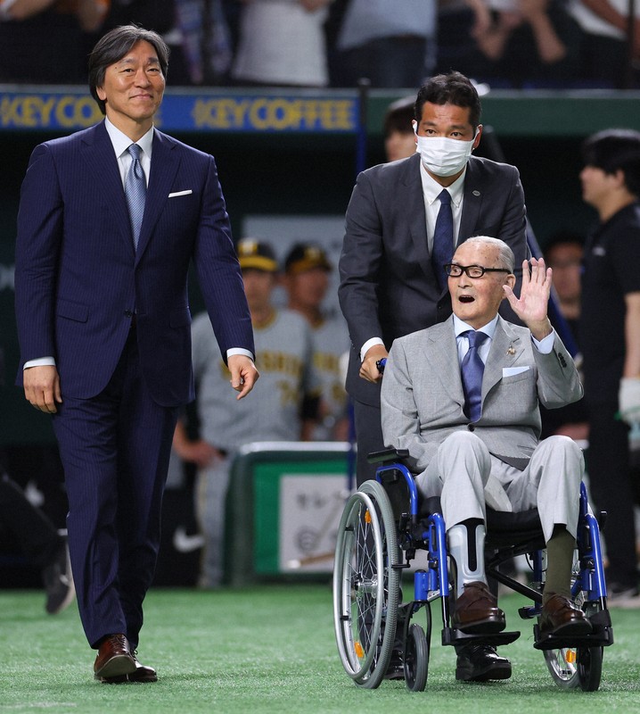 長嶋茂雄 長嶋茂雄さん登場に東京ドーム歓声 コールに左手上げて応える | 毎日新聞