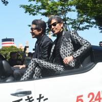 横浜のパレードに「あぶない刑事」 舘ひろしさんと柴田恭兵さん登場