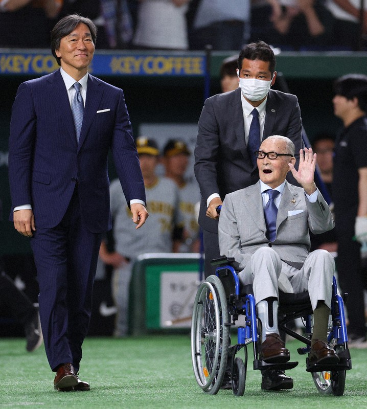 長嶋茂雄さん　右手左手両サイン　ユニフォーム&キャップ プロ野球：プロ野球 ミスター観戦 「3」で闘魂 | 毎日新聞