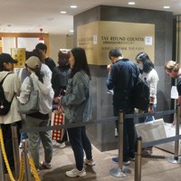 免税カウンターで列を作る海外からの買い物客＝福岡市博多区の博多阪急で2024年4月20日午前11時51分、植田憲尚撮影