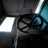 ヲキフ100の車掌室内に設けられた手ブレーキ＝埼玉県熊谷市で2024年4月16日、渡部直樹撮影