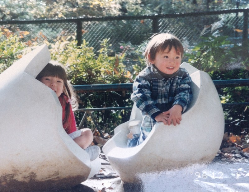 3歳当時のJ1横浜F・マリノスのポープ・ウィリアム選手(右)。サッカーを始めた頃、朗らかな笑顔を見せていた(左は2歳上の姉)=家族提供