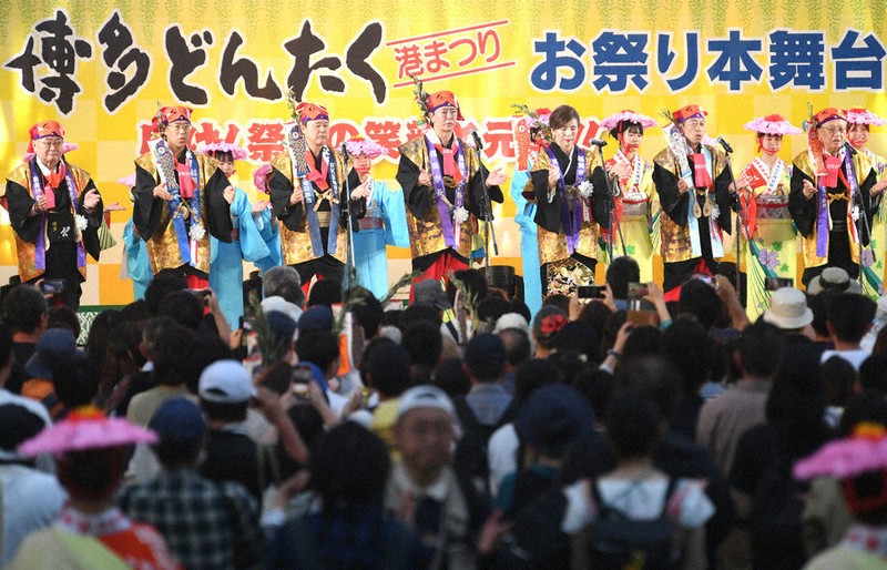 総おどり、博多手一本で締め 好天下のどんたく 230万人の人出 ／福岡
