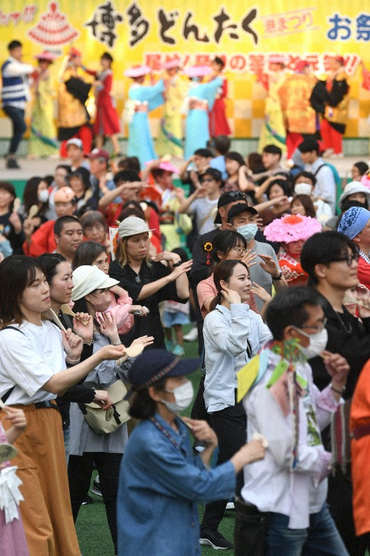総おどり、博多手一本で締め 好天下のどんたく 230万人の人出 ／福岡