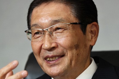 記者の質問に答えるアサヒグループHDの小路明善会長＝東京都墨田区で2024年3月27日、玉城達郎撮影