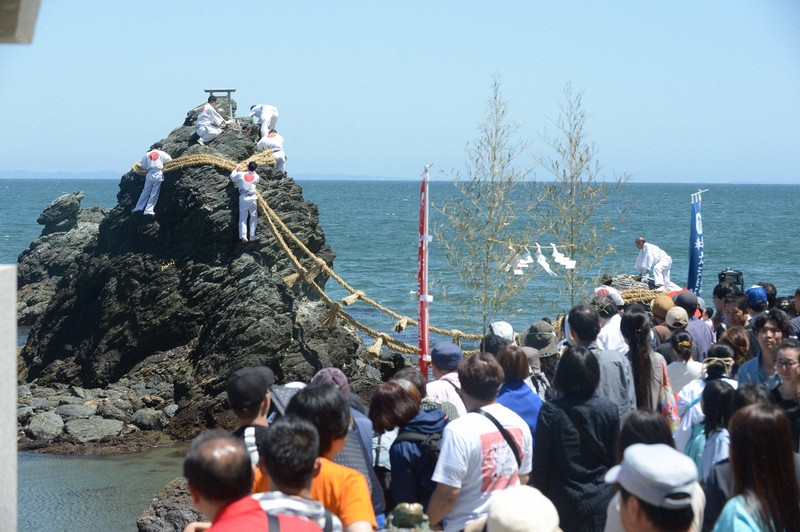 夫婦岩のしめ縄張り替え 今年から5本から3本に 三重・伊勢