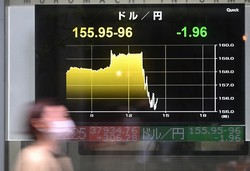 1ドル＝155円台となった円相場を示すモニター＝東京都中央区で2024年4月29日、渡部直樹撮影