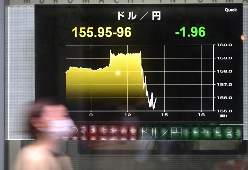 1ドル＝155円台となった円相場を示すモニター＝東京都中央区で2024年4月29日、渡部直樹撮影