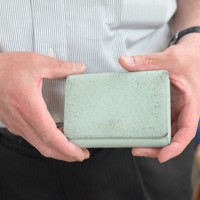 長時間労働で妻を亡くした男性は、妻が使っていた名刺入れを使って仕事をしている＝2024年4月17日、菅野蘭撮影