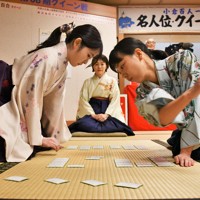 今年のクイーン位決定戦に臨む山添百合八段（右）と挑戦者で新クイーンとなった井上菜穂六段＝大津市神宮町の近江神宮近江勧学館で2024年1月6日午前9時30分、礒野健一撮影