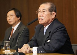 大相撲名古屋場所の中継中止について記者会見するNHKの福地茂雄会長（右）＝東京都渋谷区のNHKで2010年7月6日、岩下幸一郎撮影