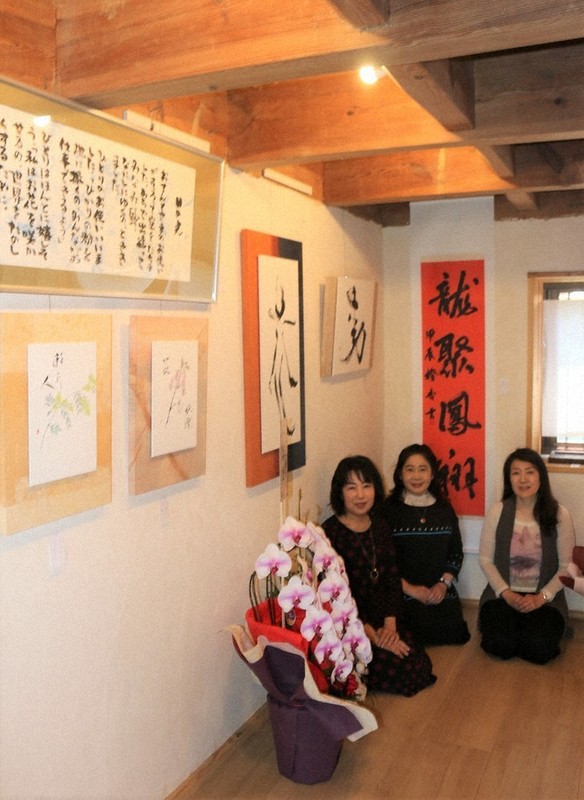 下関の若手女性書家3人が書作展 「手書き文字の温かさ伝えたい