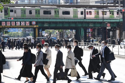 通勤する人たち＝東京都港区のJR新橋駅前で2021年4月26日、竹内紀臣撮影