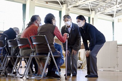 能登町立松波中を訪問し、被災者（手前）に声をかけられる天皇、皇后両陛下＝石川県能登町で2024年4月12日午後4時24分（代表撮影）