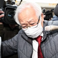 報道陣に囲まれながら清和政策研究会があるビルに入る会計責任者の松本淳一郎被告＝東京都千代田区で2023年12月19日午前8時50分、玉城達郎撮影