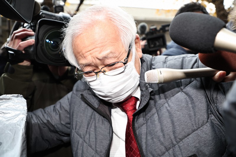 報道陣に囲まれながら清和政策研究会があるビルに入る会計責任者の松本淳一郎被告＝東京都千代田区で2023年12月19日午前8時50分、玉城達郎撮影