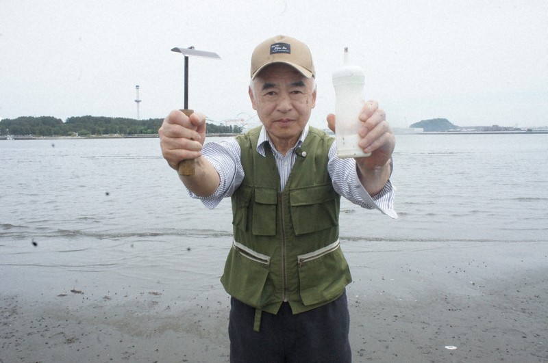 潮干狩り超人」に学ぶマテ貝どり 横浜・海の公園で人気 | 毎日新聞