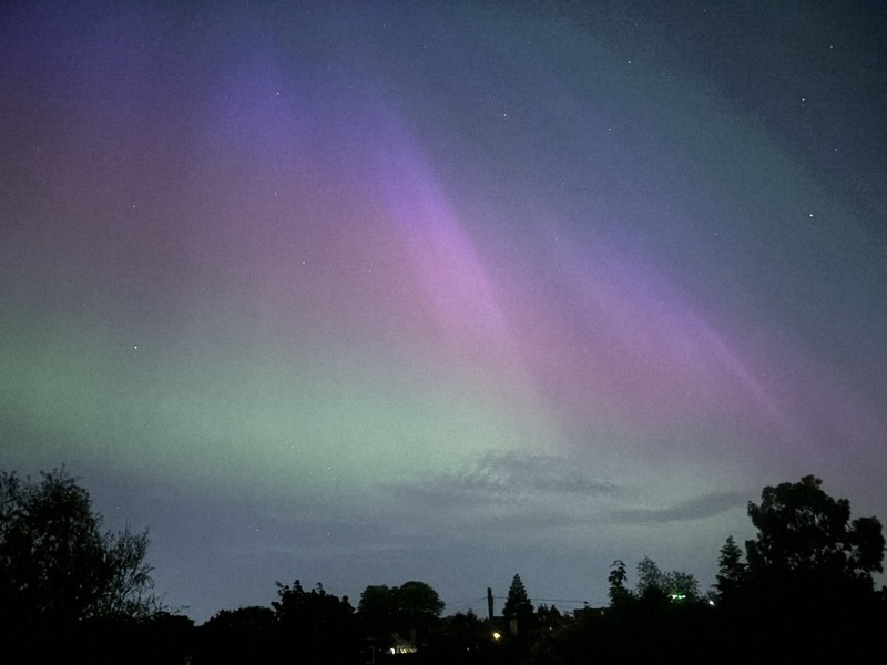 世界各地でオーロラ観測、北海道の空もピンクに 太陽フレアの影響