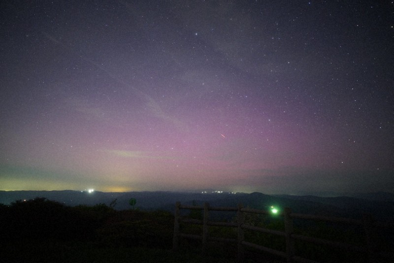 世界各地でオーロラ観測、北海道の空もピンクに 太陽フレアの影響