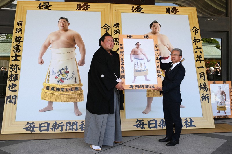 初の「ちょんまげ優勝額」も本人不在 撮影時に尊富士が語ったこと