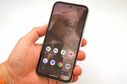 グーグルのスマートフォン「Pixel 8a」。発売日前に試用する機会を得た＝記事中の写真はすべて筆者提供