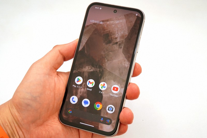 グーグルのスマートフォン「Pixel 8a」。発売日前に試用する機会を得た＝記事中の写真はすべて筆者提供