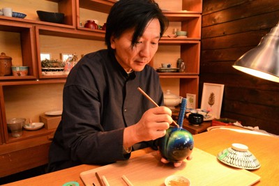 未来へ継ぐ、能登地震の傷痕 壊れた陶磁器、金粉用いて修復 | 毎日新聞