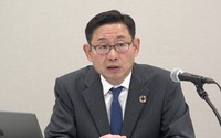 決算会見で嵯峨行介会長の退任について質問に答えるスルガ銀行の加藤広亮社長＝2024年5月10日