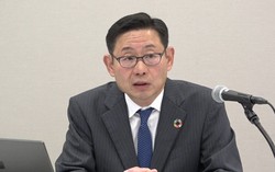 決算会見で嵯峨行介会長の退任について質問に答えるスルガ銀行の加藤広亮社長＝2024年5月10日