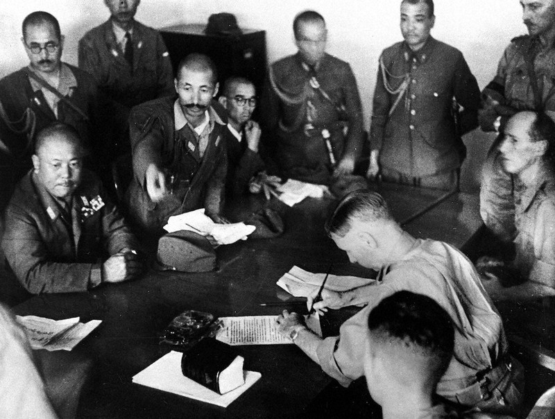 戦中写真を読む:/3 シンガポール「陥落」 調印の瞬間をスクープ 戦中写真を読む:/3 シンガポール「陥落」 調印の瞬間をスクープ