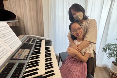 エレクトーンやピアノの演奏で人気を集めるりっちゃんとりっちゃんの母＝関東地方にある自宅で2024年4月5日午後2時50分、松山文音撮影