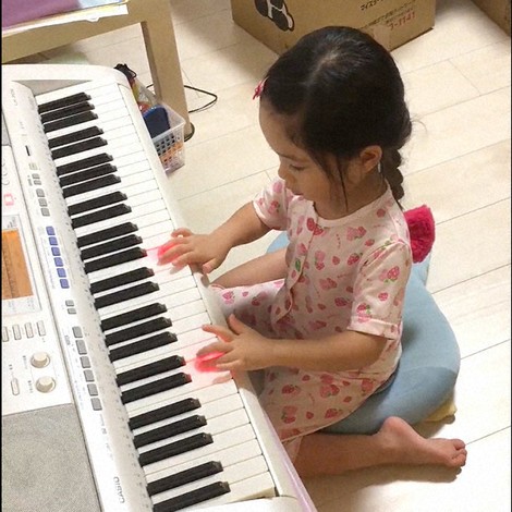 piano ストーリー：エレクトーン操るりっちゃん 「好き」を育んだ母が