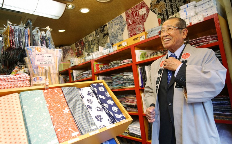 商店街のはんてん屋を訪れたアサヒグループホールディングス相談役時代の福地茂雄さん＝東京都台東区の袢纏屋（はんてんや）で2014年9月22日、長谷川直亮撮影