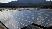 全国各地で普及が進む太陽光発電。広大なエリアに太陽光パネルが並ぶ＝福島県浪江町で2024年3月10日、手塚耕一郎撮影