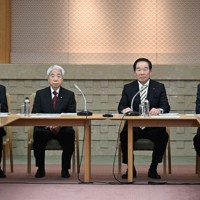 安定的な皇位継承に向けた皇族数確保を巡る協議を行う全体会議に臨む額賀福志郎衆院議長（中央右）と尾辻秀久参院議長（同左）ら＝衆院議長公邸で2024年5月17日午後2時1分、平田明浩撮影