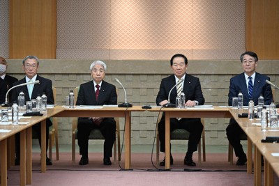 安定的な皇位継承に向けた皇族数確保を巡る協議を行う全体会議に臨む額賀福志郎衆院議長（中央右）と尾辻秀久参院議長（同左）ら＝衆院議長公邸で2024年5月17日午後2時1分、平田明浩撮影