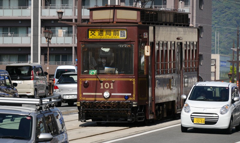 熊本市電60年 走行中ドア開く熊本市電車両の約半分が60年以上前に製造 一気に更新