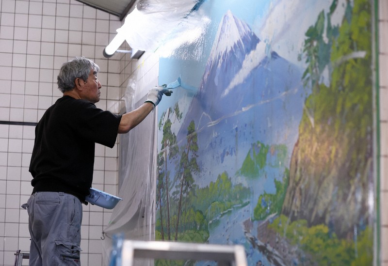 富士山」7年ぶり塗り替え 79歳絵師「最高の出来」 大阪の銭湯 | 毎日新聞
