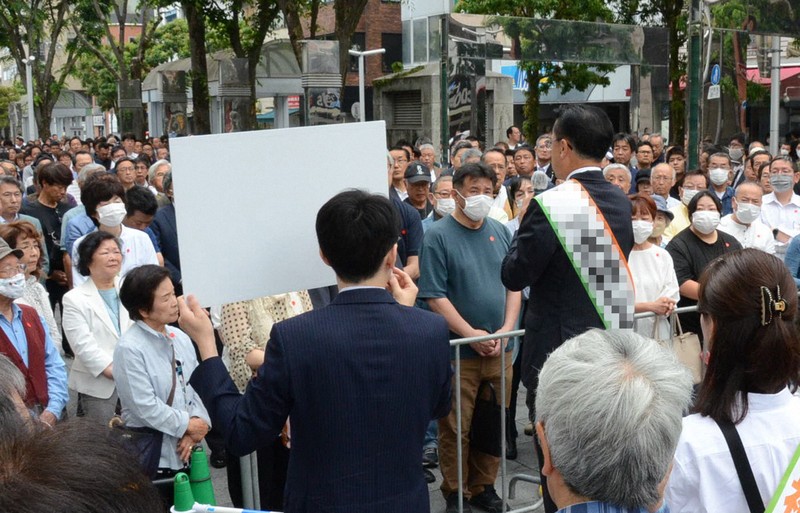 街頭演説に立つ候補者=静岡市内で2024年5月19日午前9時29分、最上和喜撮影(画像の一部を加工しています)